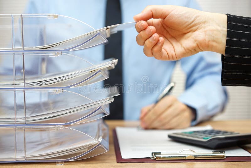 A equipe do negócio está trabalhando junto na documentação financeira W fotos de stock A equipe do negócio está trabalhando junto na documentação financeira W fotos de stock