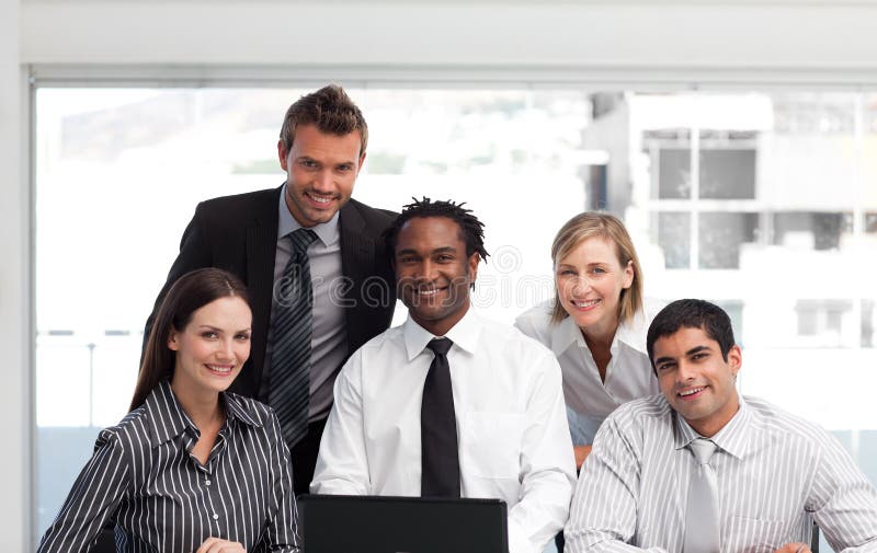 Equipe do negócio que trabalha em um escritório foto de stock Equipe do negócio que trabalha em um escritório foto de stock