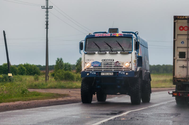 Equipe do russo do Kamaz-mestre do carro em uma estrada pública, perto de Moscou foto de stock royalty free Equipe do russo do Kamaz-mestre do carro em uma estrada pública, perto de Moscou foto de stock royalty free