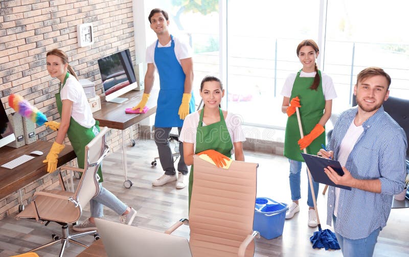 Equipe dos guarda de serviço no escritório uniforme da limpeza fotos de stock Equipe dos guarda de serviço no escritório uniforme da limpeza fotos de stock