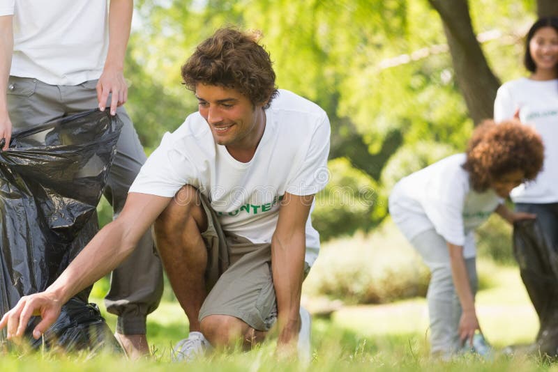 Equipe dos voluntários que pegaram a maca no parque imagens de stock Equipe dos voluntários que pegaram a maca no parque imagens de stock