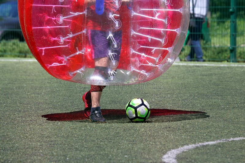 Jogo em campo em balões transparentes jogo de bola de futebol em esferas  transparentes infláveis esportes e entretenimento recreação ativa e hobbies