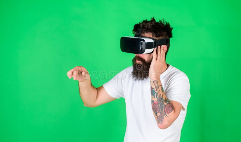 Equipe a execução da mostra musical no jogo de simulação da realidade virtual Homem farpado com a tatuagem que veste auriculares imagens de stock royalty free Equipe a execução da mostra musical no jogo de simulação da realidade virtual Homem farpado com a tatuagem que veste auriculares imagens de stock royalty free