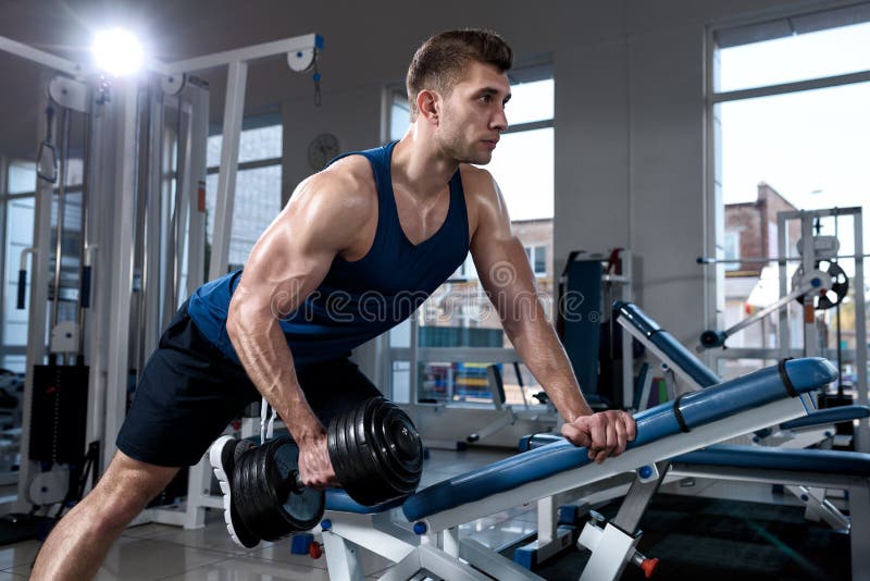 Equipe fazer exercícios com um peso no gym imagens de stock