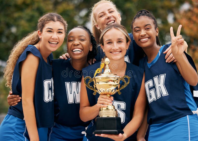 Jogo De Troféus Femininos E Vitória Para Crianças De Beisebol Na Escola,  Feliz Vencedor Em Comemoração E Apoio Ao Trabalho Em Equi Imagem de Stock -  Imagem de sorrir, sorriso: 257701769