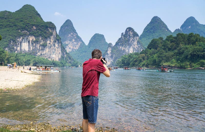 Equipe a fotografia do cenário do rio de Li em Yangshuo China imagens de stock Equipe a fotografia do cenário do rio de Li em Yangshuo China imagens de stock