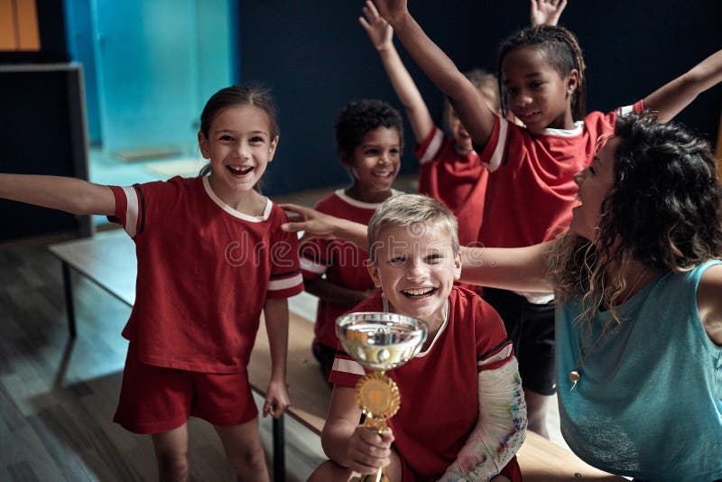 Jogador De Futebol Antes De Treinar Escutar Música Em Fonegirl Escutar  Música No Telefone Na Sala De Vestiários Foto de Stock - Imagem de  aprendizagem, jogo: 190876656