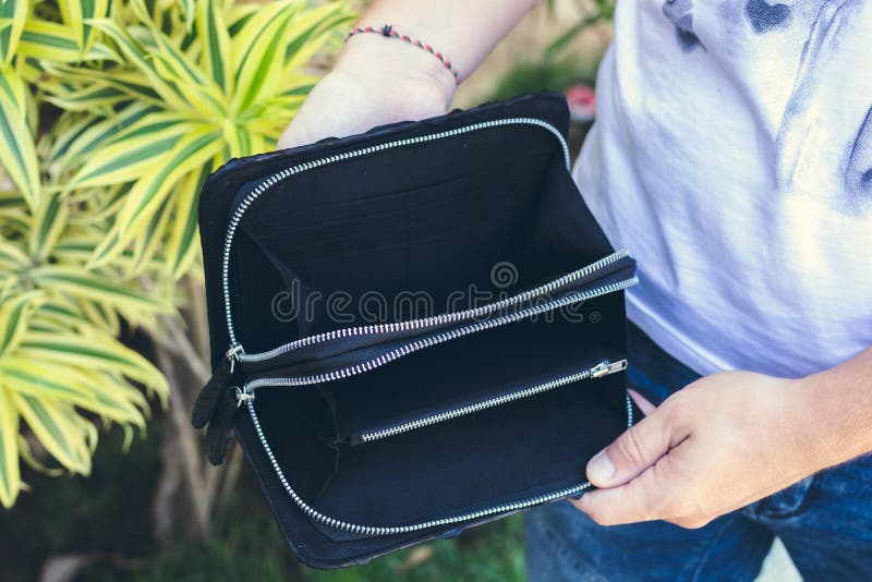 Equipe manter a bolsa feito a mão feita do pitão de couro exótico do snakeskin, fora, fundo tropical do verde Ilha de Bali imagens de stock Equipe manter a bolsa feito a mão feita do pitão de couro exótico do snakeskin, fora, fundo tropical do verde Ilha de Bali imagens de stock
