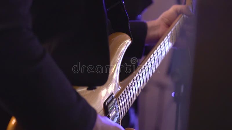 Equipe o guitarrista de ligação que joga a guitarra elétrica no movimento lento da fase do concerto