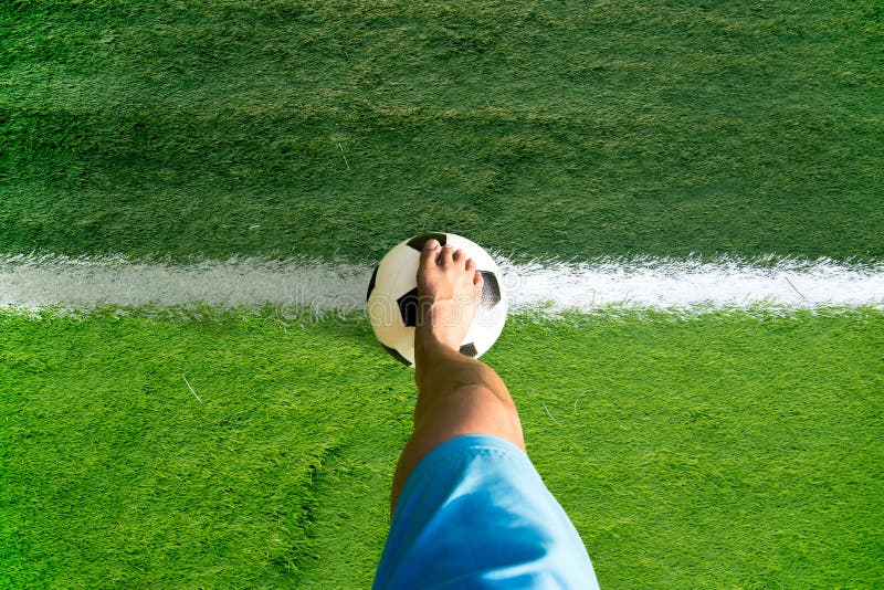 Equipe O Jogo Da Bola Do Futebol Ou Do Futebol Com Pés