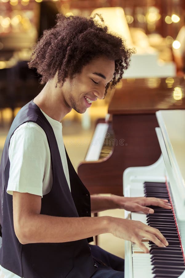 Equipe o jogo do piano foto de stock. Imagem de afro - 67402636