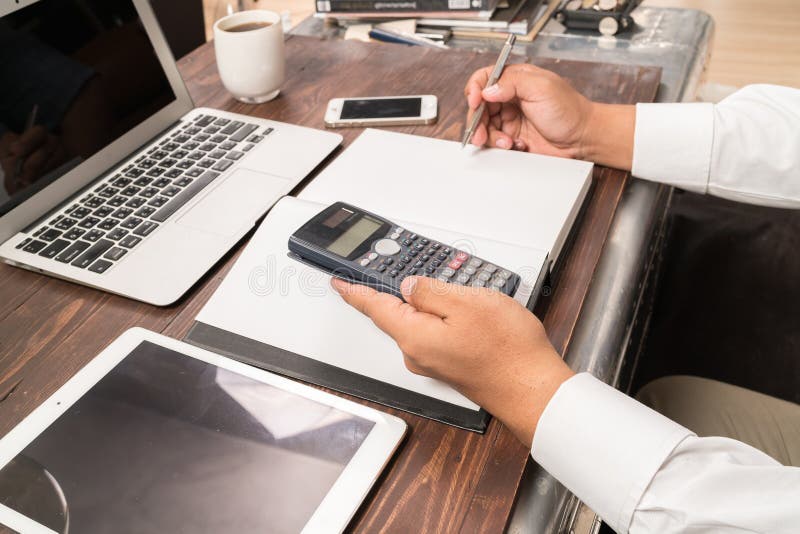 Equipe o trabalho com calculadora, original de negócio e comput do portátil foto de stock Equipe o trabalho com calculadora, original de negócio e comput do portátil foto de stock