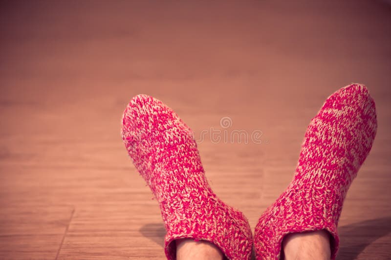 Equipe os pés no inverno feito malha da roupa das peúgas de lãs homem vermelho