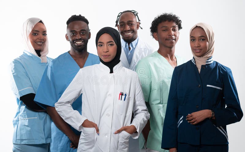 Grupo de médicos e enfermeiros juntos em poses diferentes. pessoas
