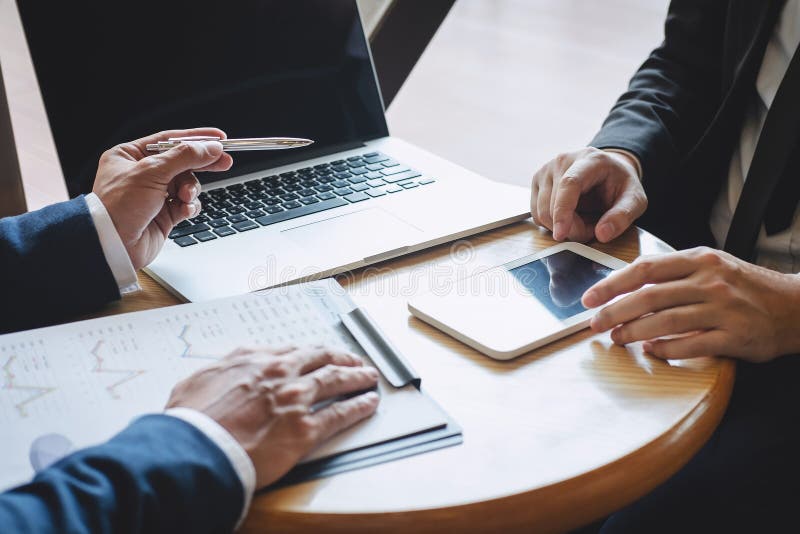 Equipe profissional do s?cio comercial que discute na reuni?o ao funcionamento de projeto de investimento do planeamento da apres fotos de stock Equipe profissional do s?cio comercial que discute na reuni?o ao funcionamento de projeto de investimento do planeamento da apres fotos de stock