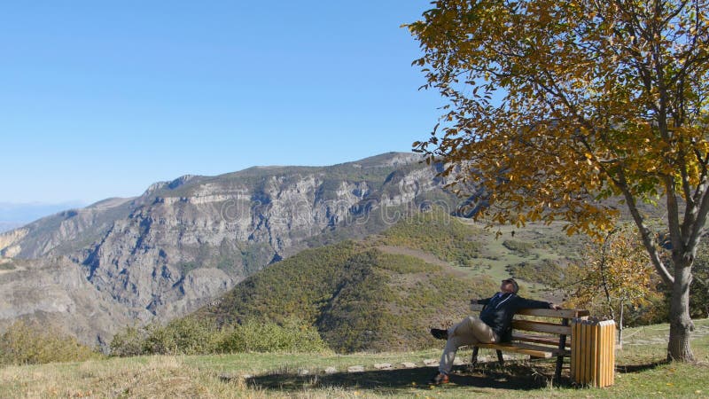 Equipe a tomada de uma ruptura e relaxe de sua viagem nas montanhas