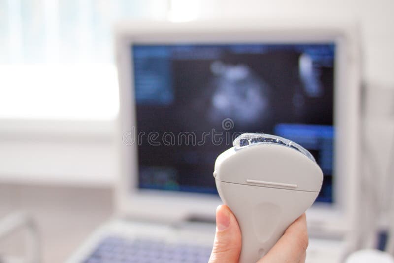 Equipmentin do varredor do ultrassom do close up no hospital da clínica Conceito dos diagnósticos, da ecografia e da saúde Copysp imagens de stock Equipmentin do varredor do ultrassom do close up no hospital da clínica Conceito dos diagnósticos, da ecografia e da saúde Copysp imagens de stock