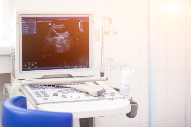 Equipmentin do varredor do ultrassom do close up no hospital da clínica Conceito dos diagnósticos, da ecografia e da saúde Copysp foto de stock Equipmentin do varredor do ultrassom do close up no hospital da clínica Conceito dos diagnósticos, da ecografia e da saúde Copysp foto de stock