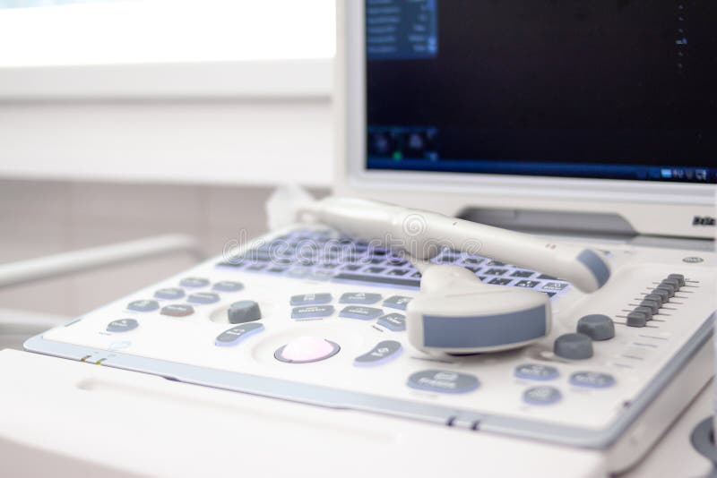 Equipmentin do varredor do ultrassom do close up no hospital da clínica Conceito dos diagnósticos, da ecografia e da saúde Copysp foto de stock royalty free Equipmentin do varredor do ultrassom do close up no hospital da clínica Conceito dos diagnósticos, da ecografia e da saúde Copysp foto de stock royalty free