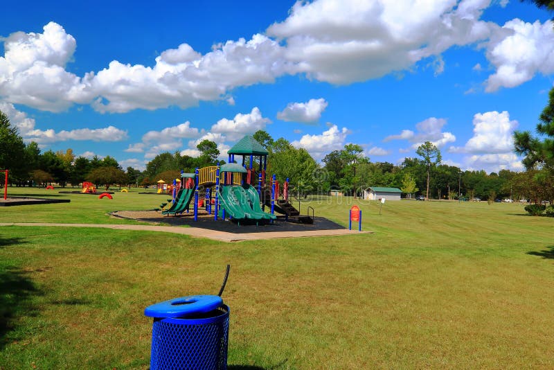 Equipo colorido del patio en un parque público con los cielos azules profundos fotografía de archivo Equipo colorido del patio en un parque público con los cielos azules profundos fotografía de archivo