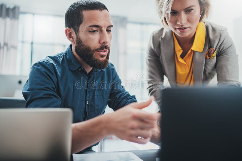 Equipo de compa?eros de trabajo que hacen la gran discusi?n del trabajo en oficina moderna Concepto del trabajo en equipo del asu fotografía de archivo Equipo de compa?eros de trabajo que hacen la gran discusi?n del trabajo en oficina moderna Concepto del trabajo en equipo del asu fotografía de archivo