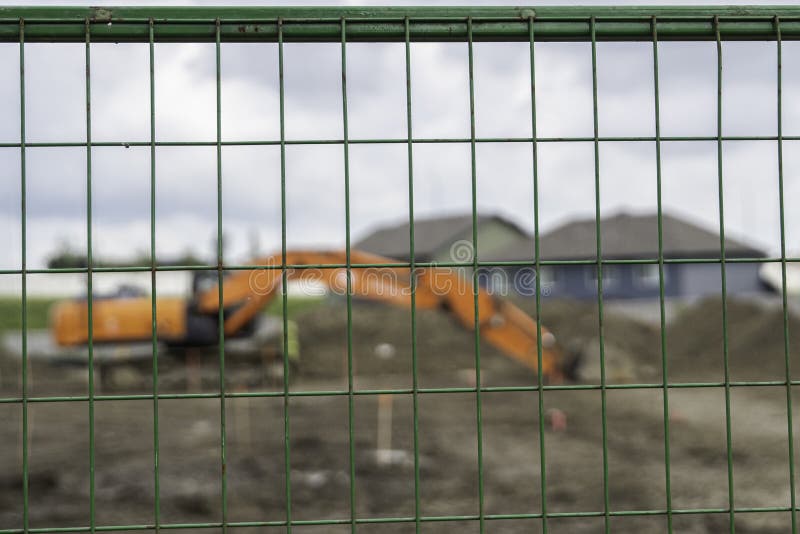 Equipo de construcción detrás de una valla en un lugar de construcción. Equipo de construcción detrás de una valla en una construcción en Calgary
