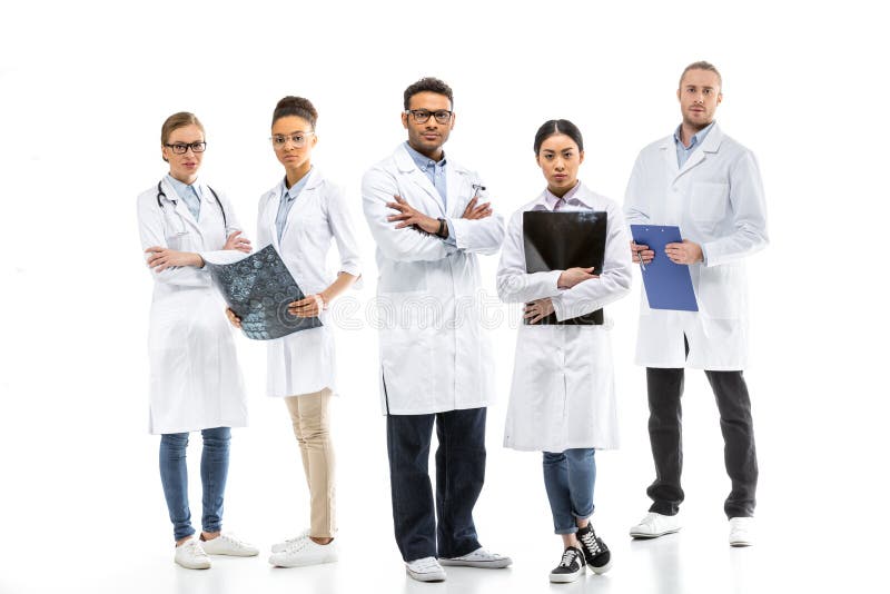 Equipo de doctores profesionales jovenes en las capas blancas que se unen fotos de archivo libres de regalías Equipo de doctores profesionales jovenes en las capas blancas que se unen fotos de archivo libres de regalías
