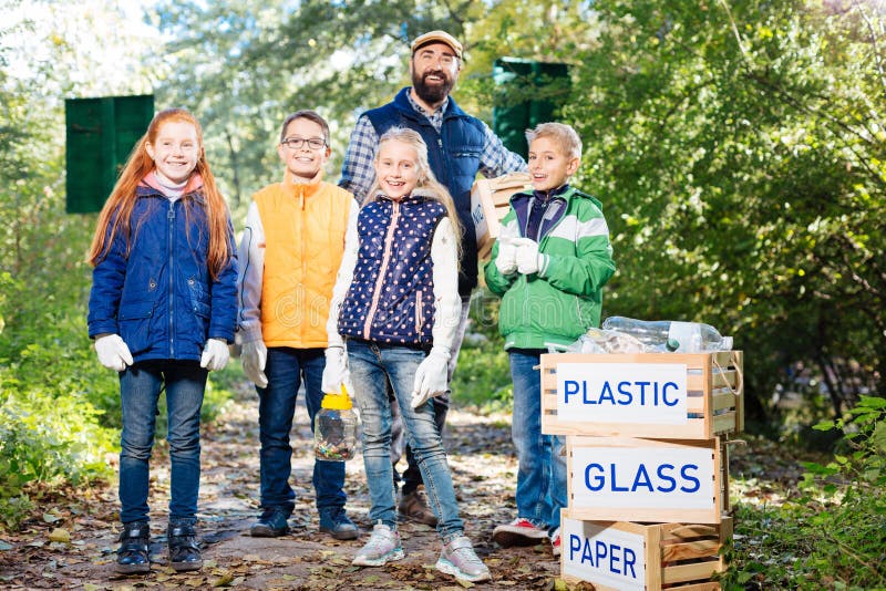 Equipo de ecologistas jovenes positivos que le miran foto de archivo libre de regalías