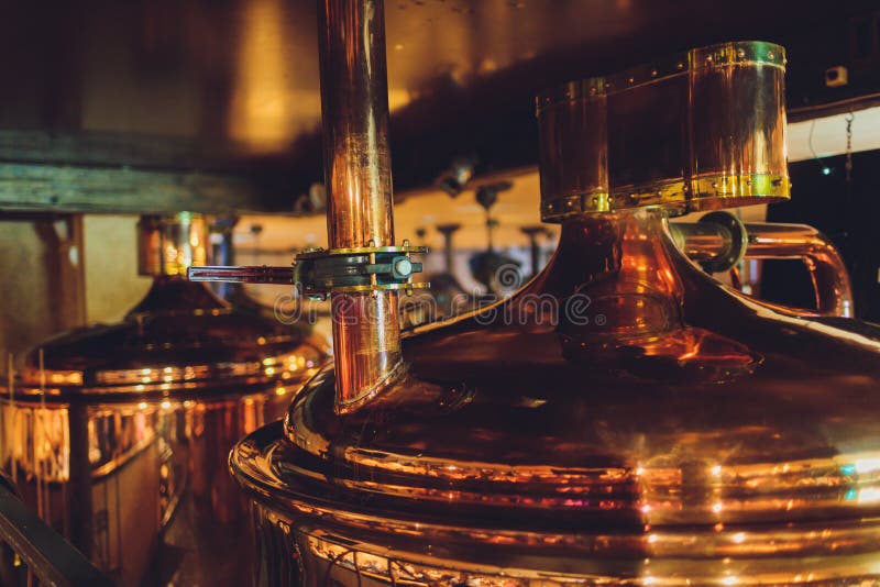 Equipo de elaboración de cerveza artesanal en cervecería Tanques metálicos, producción de bebidas alcohólicas fotografía de archivo libre de regalías Equipo de elaboración de cerveza artesanal en cervecería Tanques metálicos, producción de bebidas alcohólicas fotografía de archivo libre de regalías