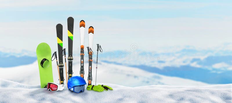 Equipo de esquí anclado a la nieve en la cima de una montaña Concepto de vacaciones de invierno y deportes de nieve imagen de archivo libre de regalías