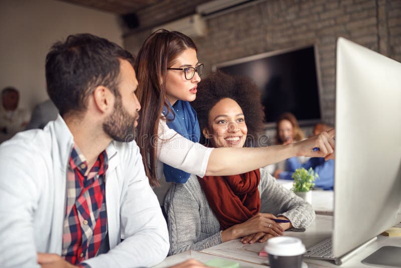 Equipo de gente creativa que tiene una reunión de negocios fotos de archivo Equipo de gente creativa que tiene una reunión de negocios fotos de archivo