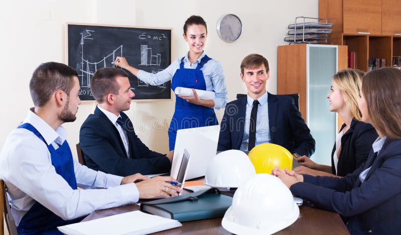 Equipo de ingenieros profesionales que tienen reunión foto de archivo libre de regalías Equipo de ingenieros profesionales que tienen reunión foto de archivo libre de regalías
