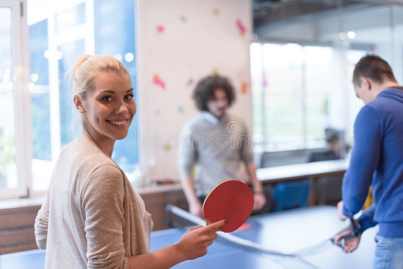 Equipo de lanzamiento del negocio que juega a tenis del ping-pong imágenes de archivo libres de regalías Equipo de lanzamiento del negocio que juega a tenis del ping-pong imágenes de archivo libres de regalías