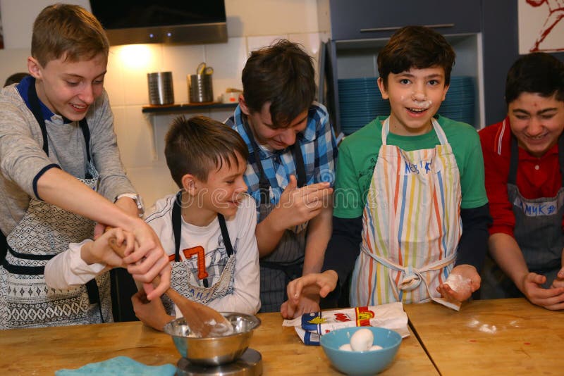 Equipo de los niños del adolescente que cocina divirtiéndose imágenes de archivo libres de regalías Equipo de los niños del adolescente que cocina divirtiéndose imágenes de archivo libres de regalías