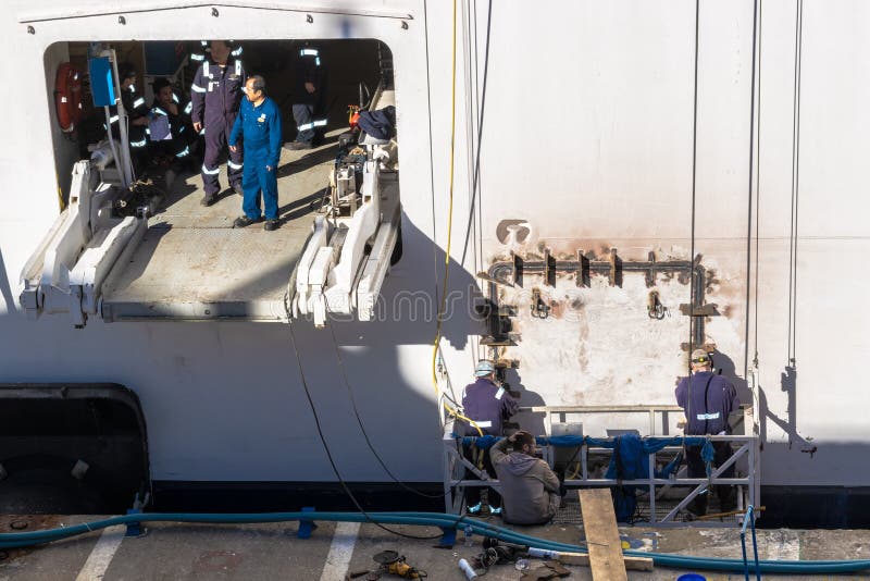 Equipo de mantenimiento del barco de cruceros/personal/trabajadores que realizan reparaciones de soldadura del trabajo cerca de T foto de archivo libre de regalías Equipo de mantenimiento del barco de cruceros/personal/trabajadores que realizan reparaciones de soldadura del trabajo cerca de T foto de archivo libre de regalías