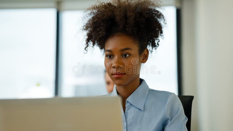 Equipo de marketing que utiliza una laptop que trabaja en compañía imagen de archivo libre de regalías