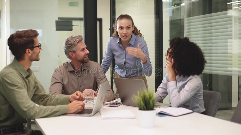 Equipo de negocios discutiendo juntos planes de negocio en la oficina. almacen de video