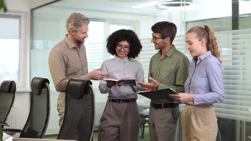 Equipo de negocios discutiendo juntos planes de negocio en la oficina. almacen de video