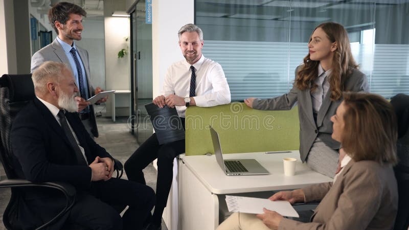 Equipo de negocios discutiendo juntos planes de negocio en la oficina. almacen de video