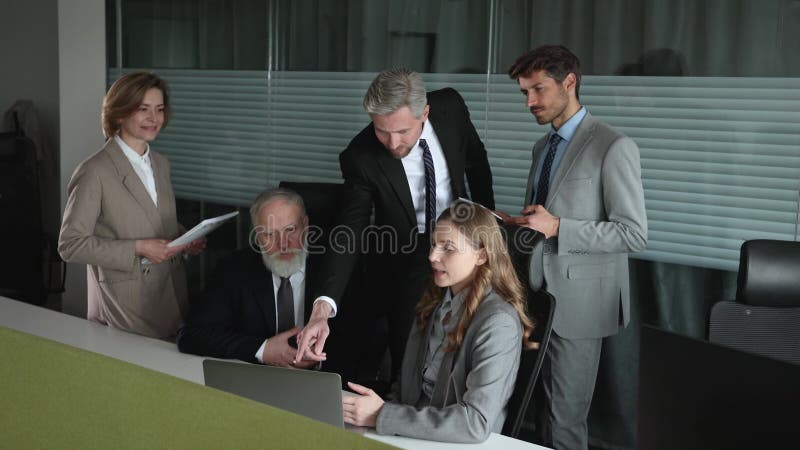 Equipo de negocios discutiendo juntos planes de negocio en la oficina. almacen de video