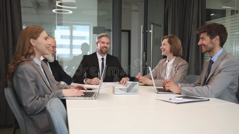 Equipo de negocios discutiendo juntos planes de negocio en la oficina. almacen de video