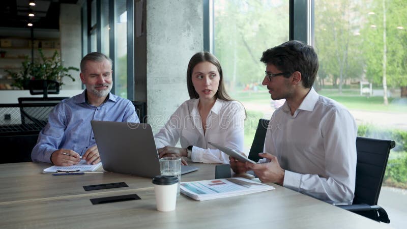 Equipo de negocios discutiendo juntos planes de negocio en la oficina. almacen de video