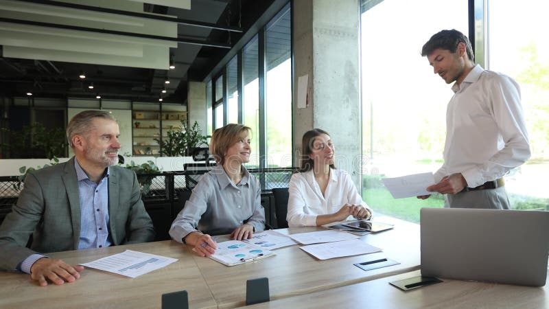Equipo de negocios discutiendo juntos planes de negocio en la oficina. almacen de video