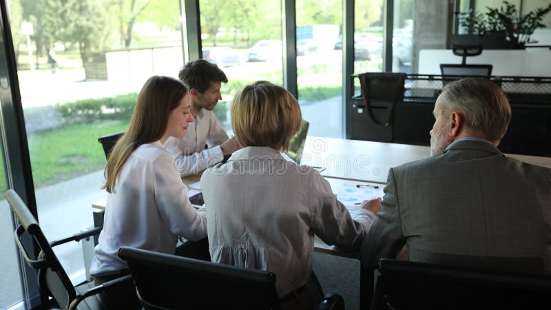 Equipo de negocios discutiendo juntos planes de negocio en la oficina. metrajes