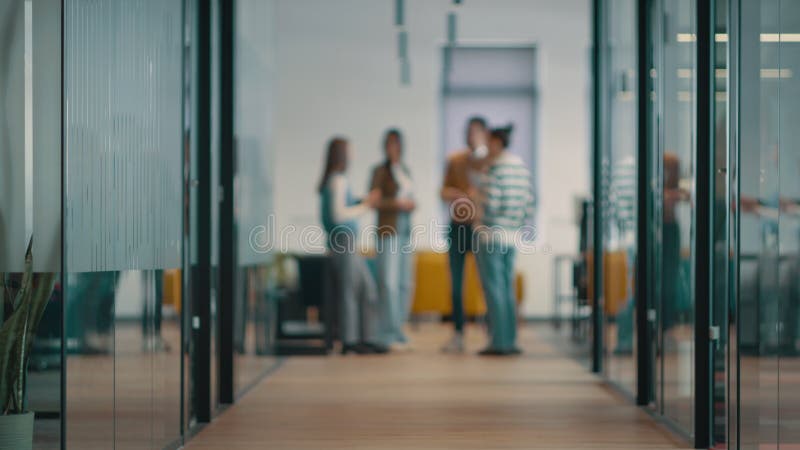 Equipo de negocios en una moderna oficina de inicio de espacio abierto caminando juntos. Diversos grupos de empresarios sonriendo metrajes