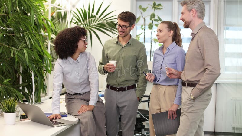 Equipo de negocios de inicio en reunión en el moderno y brillante interior de oficina y trabajando en laptop almacen de video