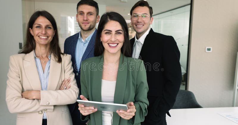 Equipo de negocios de profesionales caucásicos serios y seguros de sí mismos almacen de metraje de vídeo