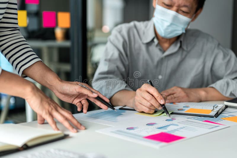 Equipo de negocios señala en el informe del plan de negocio a la lluvia de ideas sobre la estrategia de planificación de negocios imagenes de archivo