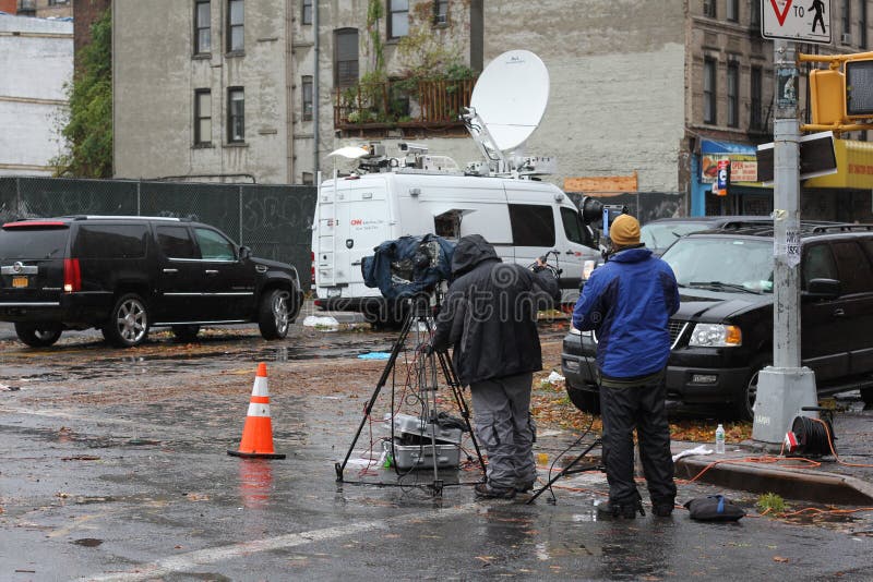 Equipo de noticias NYC después del huracán Sandy fotos de archivo libres de regalías Equipo de noticias NYC después del huracán Sandy fotos de archivo libres de regalías