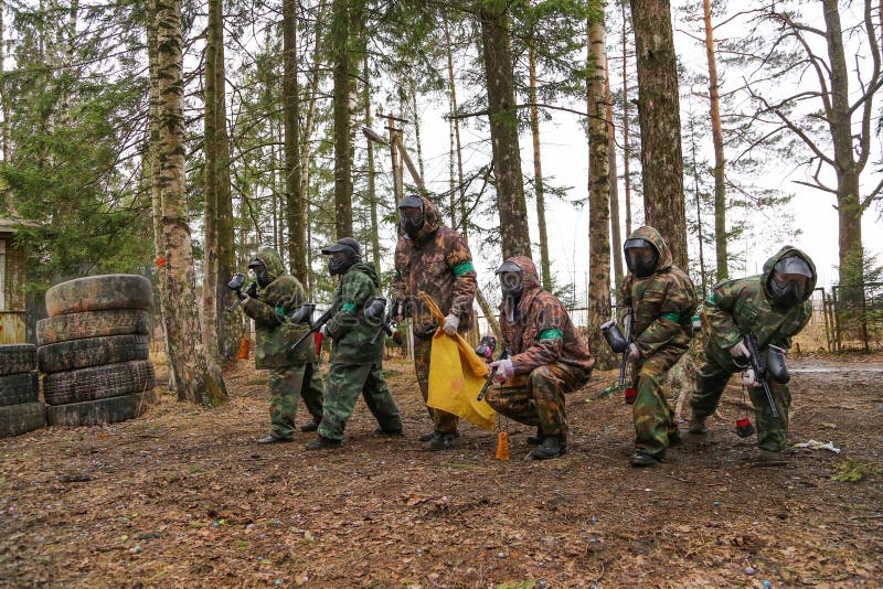 Lanzamiento Del Equipo De Paintball Imagen de archivo Imagen de lanzamiento, batalla 144697547